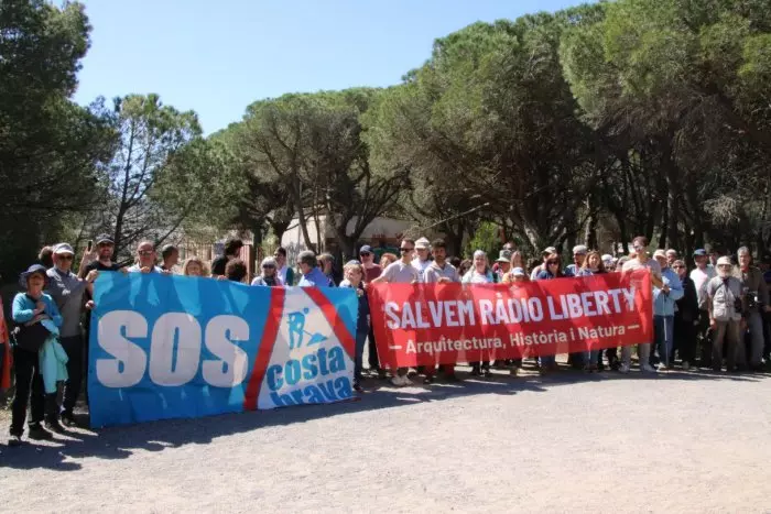 Un centenar de persones es concentren davant l'antiga Ràdio Liberty de Pals per reclamar-ne la rehabilitació