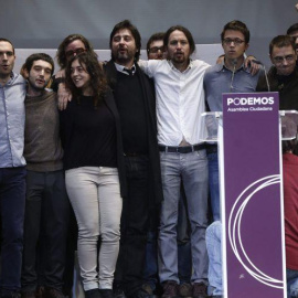 Foto de archivo de 2014, del líder de Podemos, Pablo Iglesias, con algunos de los miembros del Consejo Estatal Ciudadano elegido en la asamblea conocida como Vistalegre I. EFE/Chema Moya