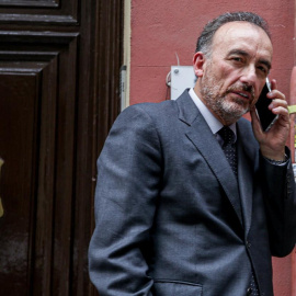 El juez del Tribunal Supremo, Manuel Marchena habla por teléfono en una calle de Madrid. E.P./Ricardo Rubio