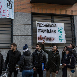 Afectados por el desahucio de la Sareb y activistas se concentran en la puerta de los pisos de la calle María Guerrero de Madrid.- JAIRO VARGAS