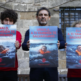 Campaña de Open Arms contra el discurso de odio de la ultraderecha hacia la migración con carteles que ha pegado la ONG en Barcelona.