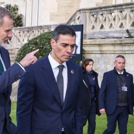 El presidente del Gobierno, Pedro Sánchez (d), y el Rey Felipe VI (i) a su llegada a la XXVII Conferencia de Presidentes, en el Palacio de la Magdalena, a 13 de diciembre de 2024, en Santander, Cantabria (España)