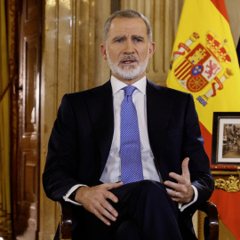 El rey Felipe VI en su tradicional mensaje de Navidad, grabado en el Salón de Columnas del Palacio Real.
