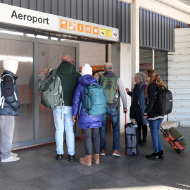 Acumulació de passatgers de l'aeroport del Prat que volen accedir a l'estació de Rodalies per arribar a Barcelona però les instal·lacions estan tancades