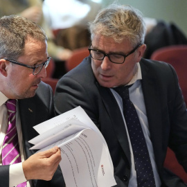 El presidente de Renfe, Raül Blanco (i), y el director de Rodalies, Antonio Carmona (d), durante la rueda de prensa en la que se ha presentado un plan de medidas para mejorar el servicio de cercanías, en Barcelona.