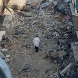 Doctor Abu Safiya caminando entre las ruinas de Gaza.