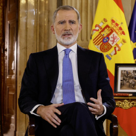 Felipe VI en su mensaje de Navidad, grabado en el Salón de Columnas del Palacio Real.