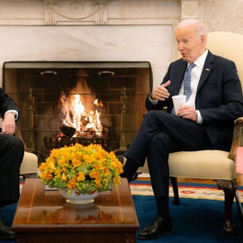 El líder opositor venezolano Edmundo González Urrutia (i) durante una reunión con el presidente de los Estados Unidos, Joe Biden, a 6 de enero de 2024.