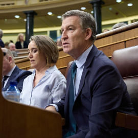 La secretaria general del PP, Cuca Gamarra y el presidente del PP, Alberto Núñez Feijóo, durante una sesión de control al Gobierno, en el Congreso de los Diputados, a 18 de diciembre de 2024, en Madrid (España). Durante la sesión de control, el PP se centra en los escándalos judiciales que afectan al Ejecutivo como la esposa del presidente del Gobierno o el ‘caso Koldo’. Mientras se desarolla la sesión plenaria en el Congreso, la esposa del presidente acude a declarar ante el juez Peinado que la investiga por tráfico de influencias y corrupción en negocios.Jesús Hellín / Europa Press18 DICIEMBRE 2024;PLENO CONGRESO;SESIÓN DE CONTROL;SANCHEZ;FEIJOO18/12/2024