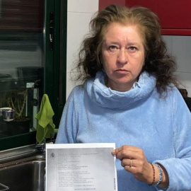 Ana Edith, con la orden de desahucio, en su casa.