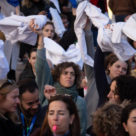 Enfermeras alzan sus batas de trabajo durante una manifestación de Infermeres de Catalunya, a 19 de diciembre de 2023, en Barcelona, Catalunya (España).David Zorrakino / Europa Press19 DICIEMBRE 2023;MANIFESTACIÓN;ENFERMERAS;ENFERMERÍA;MÉDICOS;MEDICINA;HOSPITAL;HUELGA;19/12/2023