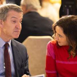 El presidente del Partido Popular, Alberto Núñez Feijóo y la presidenta de la Comunidad de Madrid, Isabel Díaz Ayuso, durante un desayuno informativo este martes, en Madrid.