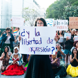 Estudiantes durante plantón realizado el miércoles en respaldo al artista censurado por la extrema derecha.