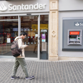 Un hombre pasa por delante de una de las sucursales del Banco Santander en Reino Unido, en la ciudad de Birmingham.