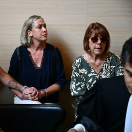 Gisèle Pélicot sentada junto a su hija Caroline Darian y su hijo en el juzgado, en Aviñón, a 2 de septiembre de 2024.
