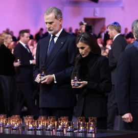 Felipe VI y la reina Letizia, durante el acto por el 80º aniversario de la liberación de Auschwitz.