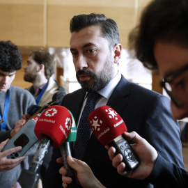 El portavoz del PP en la Asamblea Carlos Díaz-Pache, atiende a los medios antes de participar en el acto de Recuerdo del Holocausto con motivo del Día Oficial de la Memoria del Holocausto y Prevención de los Crímenes contra la Humanidad, organizado por la Comunidad Judía de Madrid.
