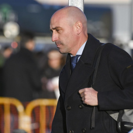 El expresidente de la Federación Española de Fútbol (RFEF) Luis Rubiales, acusado de agresión sexual y coacciones, a su llegada este lunes a la Audiencia Nacional de San Fernando de Henares