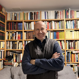 El comissari de l'any Candel, Genís Sinca, al seu estudi.