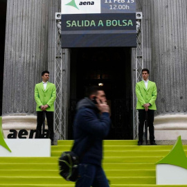 Imagen de la entrada de la Bolsa de Madrid, engalanada por el primer día de cotización de Aena, el 11 de febrero de 2015.