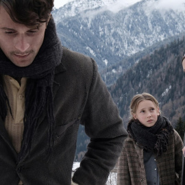 Giuseppe de Domenico y Martina Scrinzi en una secuencia de la película 'Vermiglio'.