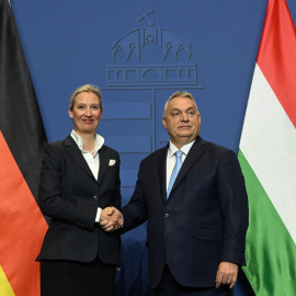 La copresidenta y candidata a canciller del partido Alternative for Germany (AfD), Alice Weidel, con el primer ministro húngaro y líder del partido gobernante Fidesz, Viktor Orban, tras su reunión en la sede del gobierno en Budapest (Hungría).