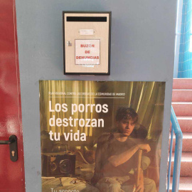Uno de los buzones de denuncias que ha implantado el Gobierno de Ayuso en los centros educativos de la Comunidad de Madrid con motivo del plan contra las drogas.