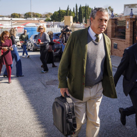 José María García Carranza (2d), abogado de Luis Martínez de Irujo Hohenlohe-Langenburg, saliendo del Juzgado, a 20 de febrero de 2025.
