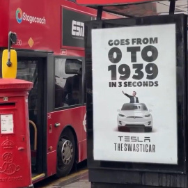 Anuncio de Tesla en una parada de bus de Londres.