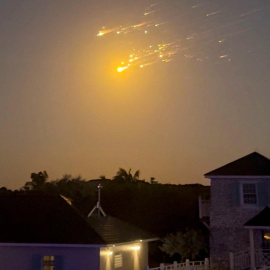 La vista muestra escombros surcando el cielo, después de que la nave espacial Starship de SpaceX se tambaleara y explotara en el espacio, en Big Sampson Kay, Bahamas, el 6 de marzo de 2025.