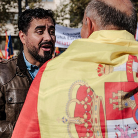 Alvise Pérez durante una concentración para pedir elecciones generales, en la Plaza de Castilla, a 20 de octubre de 2024, en Madrid.