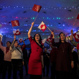 Simpatizantes del partido gobernante,  Inuit Ataqatigiit, durante la noche electoral, a 11 de marzo de 2025.