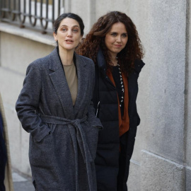 La exasesora de Moncloa Pilar Sánchez Acera (en el centro de la imagen) a su llegada al Tribunal Supremo, a 12 de marzo de 2025.