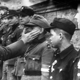 Adolf Hitler saluda a unos niños nazis a la salida de su búnker en 1945.