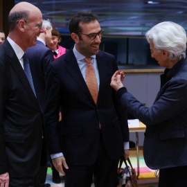 El ministro de Economía, Carlos Cuerpo (c), con su colega francés, Eric Lombard (i), y la presidenta del BCE, Christine Lagarde (d), en una reunión del Eurogrupo, en Bruselas.