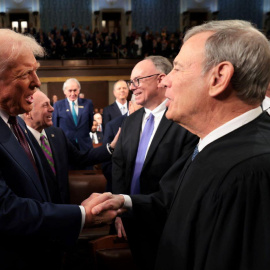 Donald Trump saluda al juez John Roberts, en una foto de archivo.