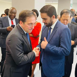 El embajador de Afganistán en Madrid, Mohammad Rahim Peerzada, saludando al ministro de Asuntos Exteriores español, José Manuel Albares