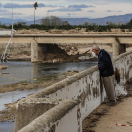 Un anciano observa los estragos causados por la DANA en Algemesí.