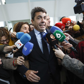El president de la Generalitat valenciana, Carlos Mazón, rodeado de periodistas, en una foto de archivo.