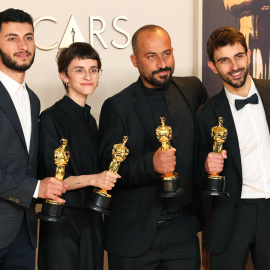 De izq. a der., Basel Adra, Rachel Szor, Hamdan Ballal y Yuval Abraham posan con el Oscar para el Mejor Documental por 'No Other Land'.