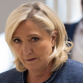 Marine Le Pen, presidenta del grupo parlamentario del partido de extrema derecha francés Agrupación Nacional (RN), llega al juzgado de París, a 31 de marzo de 2025.