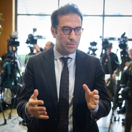 El ministro de Economía, Comercio y Empresa, Carlos Cuerpo, atiende a los medios de comunicación tras las reuniones con los grupos.