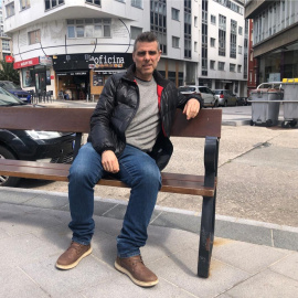 Juan Mariñas, editor y escritor, frente a uno de los escenarios de su última novela, 'Detective Naveira".