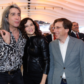 El cantante Mario Vaquerizo; la presidenta de la Comunidad de Madrid, Isabel Díaz Ayuso, y el alcalde de Madrid, José Luis Martínez-Almeida.