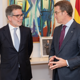 El CEO de Altri, José Soares de Pina, y el entonces presidente de la Xunta, Alberto Núñez Feijóo, el 26 de abril de 2022 en Santiago.