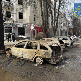 Una foto facilitada por la Fiscalía de la Región de Sumy muestra el lugar del impacto de un cohete en el centro de Sumy, Ucrania, el 13 de abril de 2025, en medio de la invasión rusa.