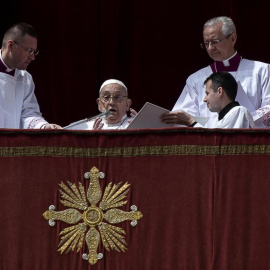 El papa Francisco durante la bendición Urbi et Orbi este domingo en la plaza de San Pedro del Vaticano.