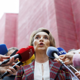 La secretaria general del PP, Cuca Gamarra, atiende a los medios en su visita a la exposición fotográfica ‘La familia del vino’, en Logroño.