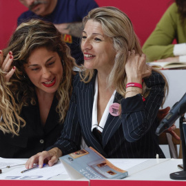 Lara Hernández y Yolanda Díaz, tras la asamblea de Sumar.