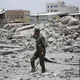 Imagen de los destrozos provocados por bombardeos estadounidenses en Saná, Yemen, a 27 de abril de 2025.